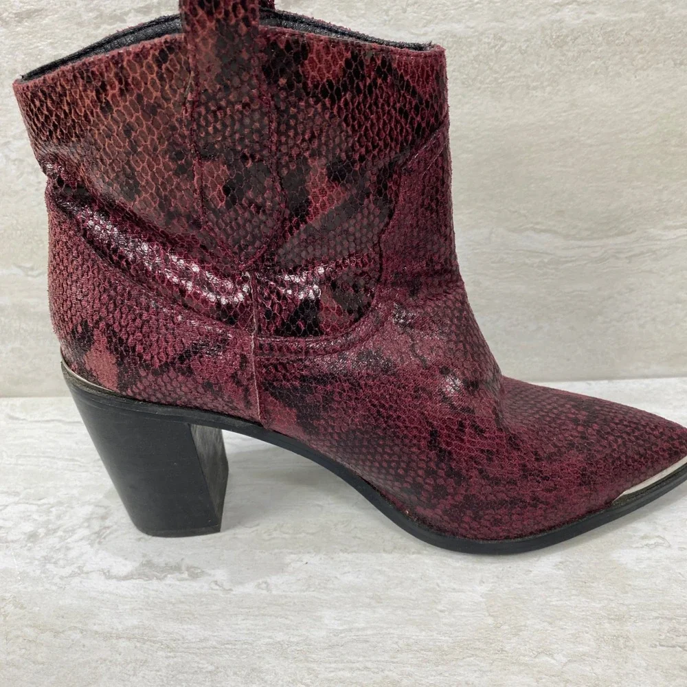 Steve Madden Zora Burgundy Snakeskin Ankle‎ Booties Women's Size 8M Western